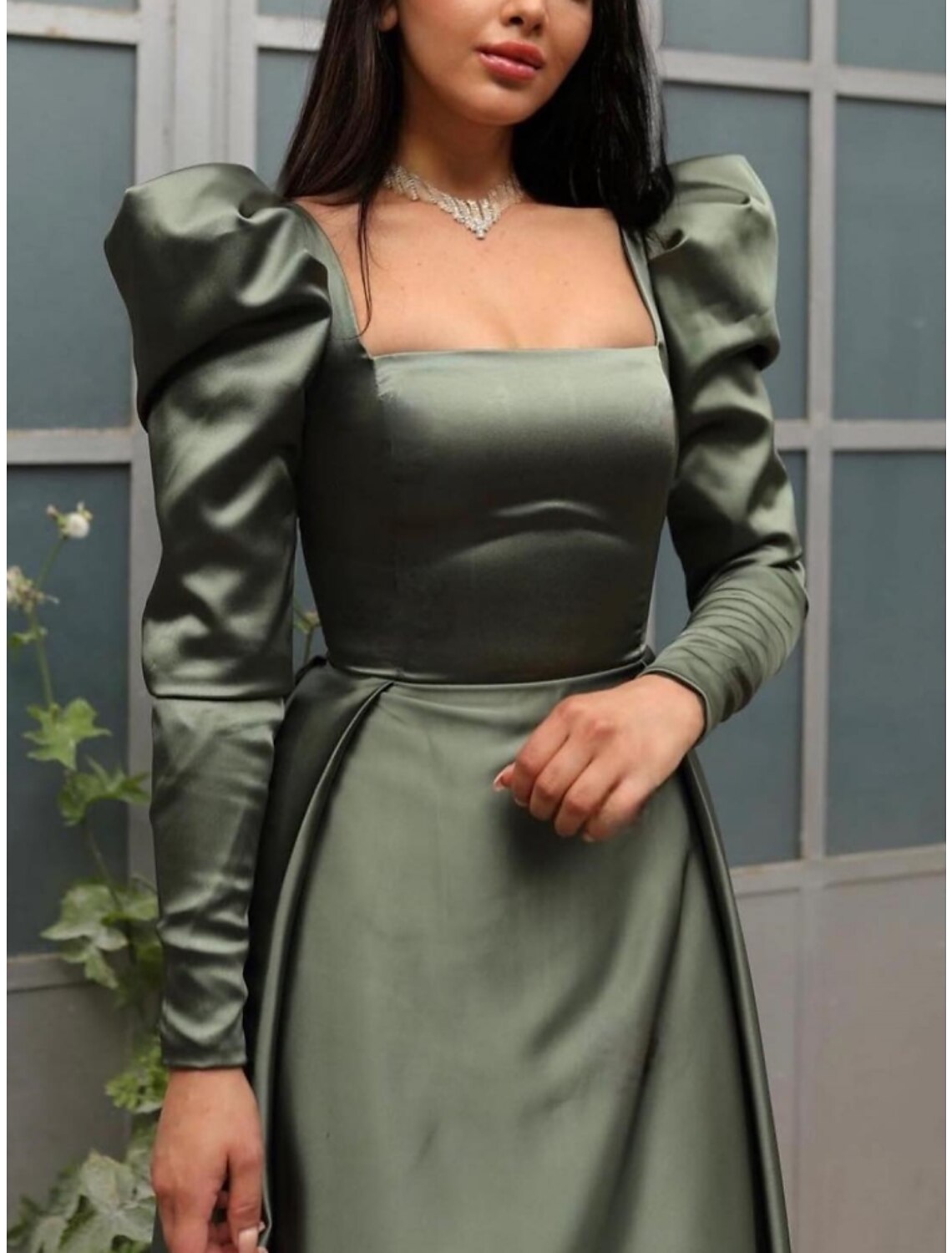 Abito da sera a trapezio, elegante, formale, natalizio, rosso, verde, con strascico a spazzola, manica lunga, scollo quadrato, raso con pieghe e arricciature, 2025